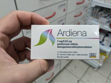 Prag, Çek Cumhuriyeti - 10 Temmuz 2024: ARDIENA ilaç kutusu DROSPIRENone ve GEDEON RICHTER tarafından kullanılan EthingYLESTRADIOL aktif maddeler.