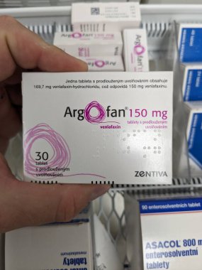Prag, Çek Cumhuriyeti - 10 Temmuz 2024: TEVA 'nın VENLAFAXINE aktif maddesiyle birlikte ARGOFAN ilaç kutusu, depresyon ve anksiyete bozukluklarının tedavisinde kullanılır.