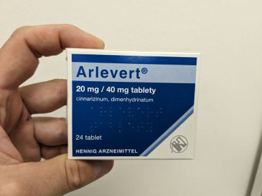 Prag, Çek Cumhuriyeti - 10 Temmuz 2024: HENNIG ARZNEIMITTEL tarafından kullanılan CINNARIZINE ve DIMENHYDRINATE aktif maddeleri içeren ARLEVERT ilaç kutusu.