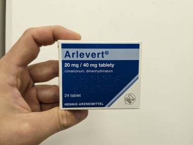 Prag, Çek Cumhuriyeti - 10 Temmuz 2024: HENNIG ARZNEIMITTEL tarafından kullanılan CINNARIZINE ve DIMENHYDRINATE aktif maddeleri içeren ARLEVERT ilaç kutusu.