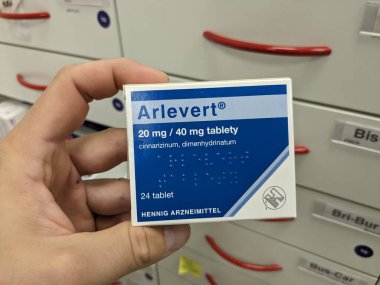 Prag, Çek Cumhuriyeti - 10 Temmuz 2024: HENNIG ARZNEIMITTEL tarafından kullanılan CINNARIZINE ve DIMENHYDRINATE aktif maddeleri içeren ARLEVERT ilaç kutusu.