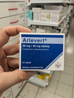 Prag, Çek Cumhuriyeti - 10 Temmuz 2024: HENNIG ARZNEIMITTEL tarafından kullanılan CINNARIZINE ve DIMENHYDRINATE aktif maddeleri içeren ARLEVERT ilaç kutusu.