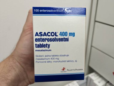 Prag, Çek Cumhuriyeti - 10 Aralık 2024: TILLOTTS PHARMA tarafından ülseratif kolit ve Crohn hastalığının tedavisinde kullanılan MESALAZINE aktif maddesi içeren ASACOL ilaç kutusu.