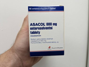 Prag, Çek Cumhuriyeti - 10 Aralık 2024: TILLOTTS PHARMA tarafından ülseratif kolit ve Crohn hastalığının tedavisinde kullanılan MESALAZINE aktif maddesi içeren ASACOL ilaç kutusu.