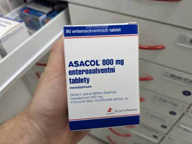 Prag, Çek Cumhuriyeti - 10 Aralık 2024: TILLOTTS PHARMA tarafından ülseratif kolit ve Crohn hastalığının tedavisinde kullanılan MESALAZINE aktif maddesi içeren ASACOL ilaç kutusu.