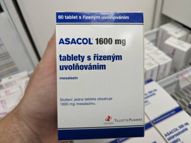 Prag, Çek Cumhuriyeti - 10 Aralık 2024: TILLOTTS PHARMA tarafından ülseratif kolit ve Crohn hastalığının tedavisinde kullanılan MESALAZINE aktif maddesi içeren ASACOL ilaç kutusu.