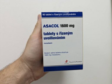 Prag, Çek Cumhuriyeti - 10 Aralık 2024: TILLOTTS PHARMA tarafından ülseratif kolit ve Crohn hastalığının tedavisinde kullanılan MESALAZINE aktif maddesi içeren ASACOL ilaç kutusu.