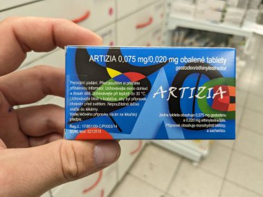 Prag, Çek Cumhuriyeti - 10 Temmuz 2024: DESOGESTREL ile ARTIZIA ilaç kutusu ve GEDEON RICHTER tarafından aktif maddeler, sözlü doğum kontrolü ve adet düzenlemesi için kullanılır.