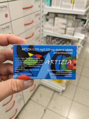 Prag, Çek Cumhuriyeti - 10 Temmuz 2024: DESOGESTREL ile ARTIZIA ilaç kutusu ve GEDEON RICHTER tarafından aktif maddeler, sözlü doğum kontrolü ve adet düzenlemesi için kullanılır.