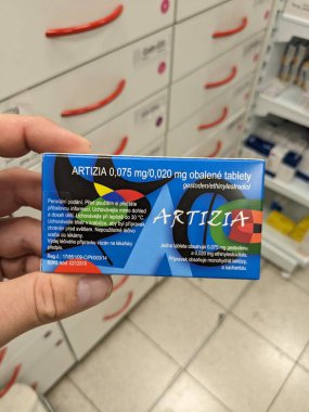 Prag, Çek Cumhuriyeti - 10 Temmuz 2024: DESOGESTREL ile ARTIZIA ilaç kutusu ve GEDEON RICHTER tarafından aktif maddeler, sözlü doğum kontrolü ve adet düzenlemesi için kullanılır.