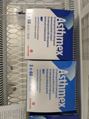 Prag, Çek Cumhuriyeti - 10 Temmuz 2024: Astım ve KOAH tedavisinde kullanılan TEOPHYLINE aktif maddesi içeren ASTHMEX kutusu.
