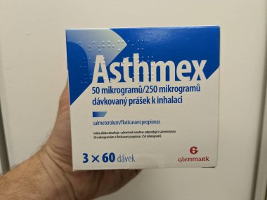 Prag, Çek Cumhuriyeti - 10 Temmuz 2024: Astım ve KOAH tedavisinde kullanılan TEOPHYLINE aktif maddesi içeren ASTHMEX kutusu.
