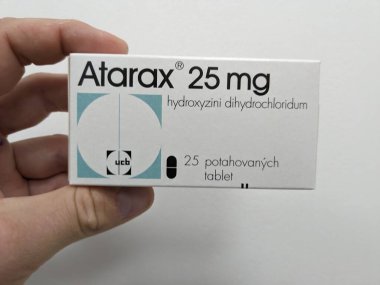 Prag, Çek Cumhuriyeti-7 Ağustos 2024: ATARAX kutu dolusu HYDROXYZINE aktif maddesi UCB tarafından anksiyete ve alerjilerin tedavisinde kullanıldı