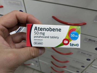 Prag, Çek Cumhuriyeti - 10 Temmuz 2024: ATENOBENE ilaç kutusu TEVA tarafından hipertansiyon ve kardiyovasküler sağlık tedavisinde kullanılan ATENOBENE aktif madde.