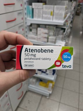 Prag, Çek Cumhuriyeti - 10 Temmuz 2024: ATENOBENE ilaç kutusu TEVA tarafından hipertansiyon ve kardiyovasküler sağlık tedavisinde kullanılan ATENOBENE aktif madde.