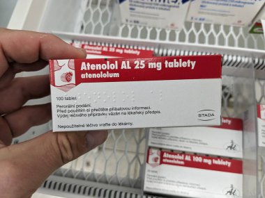 Prag, Çek Cumhuriyeti - 10 Temmuz 2024: ALIUD PHARMA tarafından ATENOLOL aktif maddeyle birlikte ATENLOL AL AL ilaç kutusu, hipertansiyon ve kardiyovasküler sağlık tedavisinde kullanılır.