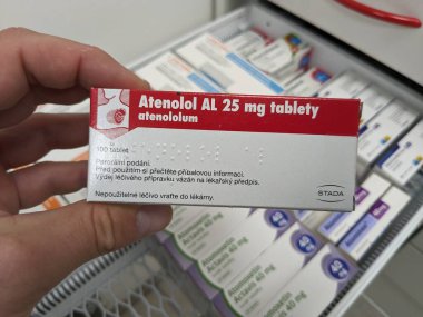 Prag, Çek Cumhuriyeti - 10 Temmuz 2024: ALIUD PHARMA tarafından ATENOLOL aktif maddeyle birlikte ATENLOL AL AL ilaç kutusu, hipertansiyon ve kardiyovasküler sağlık tedavisinde kullanılır.