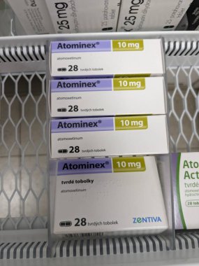 Prag, Çek Cumhuriyeti - 10 Temmuz 2024: DEHB tedavisinde kullanılan ATOMINEX kutu dolusu ATOMOXETINE aktif maddesi.