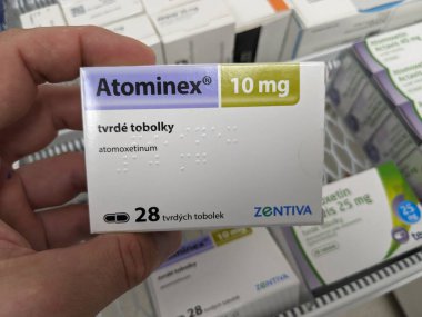 Prag, Çek Cumhuriyeti - 10 Temmuz 2024: DEHB tedavisinde kullanılan ATOMINEX kutu dolusu ATOMOXETINE aktif maddesi.