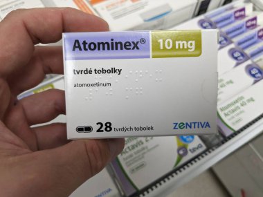 Prag, Çek Cumhuriyeti - 10 Temmuz 2024: DEHB tedavisinde kullanılan ATOMINEX kutu dolusu ATOMOXETINE aktif maddesi.
