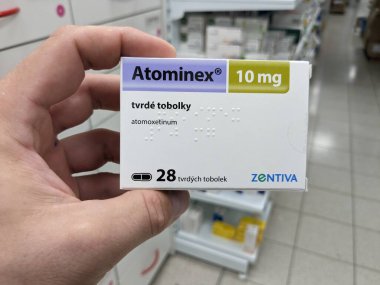 Prag, Çek Cumhuriyeti - 10 Temmuz 2024: DEHB tedavisinde kullanılan ATOMINEX kutu dolusu ATOMOXETINE aktif maddesi.