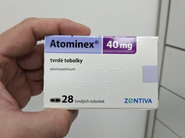 Prag, Çek Cumhuriyeti - 10 Temmuz 2024: DEHB tedavisinde kullanılan ATOMINEX kutu dolusu ATOMOXETINE aktif maddesi.