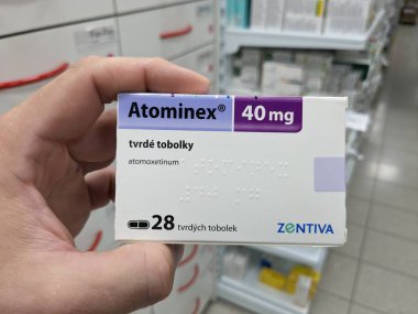 Prag, Çek Cumhuriyeti - 10 Temmuz 2024: DEHB tedavisinde kullanılan ATOMINEX kutu dolusu ATOMOXETINE aktif maddesi.