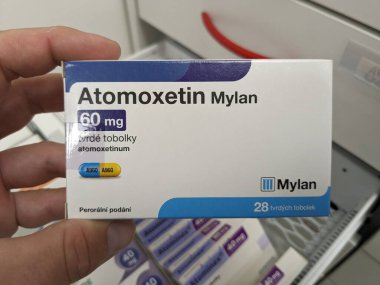 Prag, Çek Cumhuriyeti - 9 Temmuz 2024: Atomoxetin Mylan Mylan 'ın Atomoxetine aktif maddesi içeren kutusu, dikkat eksikliği hiperaktivite bozukluğu, dürtü kontağı