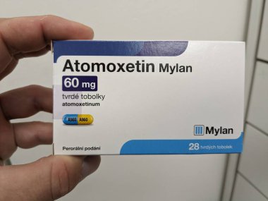 Prag, Çek Cumhuriyeti - 9 Temmuz 2024: Atomoxetin Mylan Mylan 'ın Atomoxetine aktif maddesi içeren kutusu, dikkat eksikliği hiperaktivite bozukluğu, dürtü kontağı