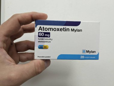 Prag, Çek Cumhuriyeti - 9 Temmuz 2024: Atomoxetin Mylan Mylan 'ın Atomoxetine aktif maddesi içeren kutusu, dikkat eksikliği hiperaktivite bozukluğu, dürtü kontağı