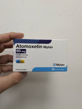 Prag, Çek Cumhuriyeti - 9 Temmuz 2024: Atomoxetin Mylan Mylan 'ın Atomoxetine aktif maddesi içeren kutusu, dikkat eksikliği hiperaktivite bozukluğu, dürtü kontağı