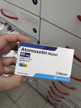 Prag, Çek Cumhuriyeti - 9 Temmuz 2024: Atomoxetin Mylan Mylan 'ın Atomoxetine aktif maddesi içeren kutusu, dikkat eksikliği hiperaktivite bozukluğu, dürtü kontağı