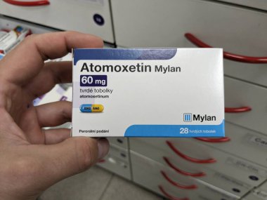 Prag, Çek Cumhuriyeti - 9 Temmuz 2024: Atomoxetin Mylan Mylan 'ın Atomoxetine aktif maddesi içeren kutusu, dikkat eksikliği hiperaktivite bozukluğu, dürtü kontağı
