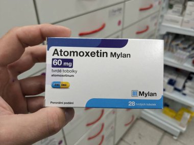 Prag, Çek Cumhuriyeti - 9 Temmuz 2024: Atomoxetin Mylan Mylan 'ın Atomoxetine aktif maddesi içeren kutusu, dikkat eksikliği hiperaktivite bozukluğu, dürtü kontağı
