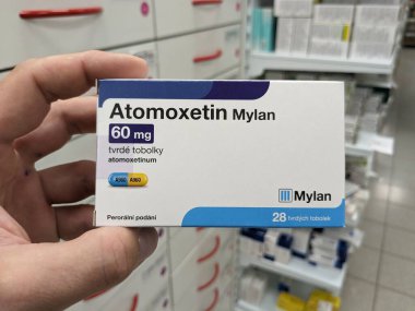 Prag, Çek Cumhuriyeti - 9 Temmuz 2024: Atomoxetin Mylan Mylan 'ın Atomoxetine aktif maddesi içeren kutusu, dikkat eksikliği hiperaktivite bozukluğu, dürtü kontağı