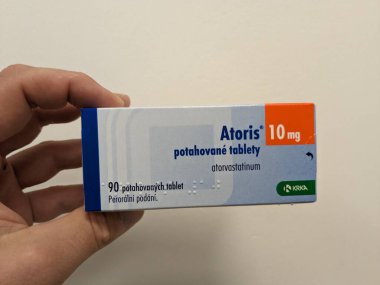Prag, Çek Cumhuriyeti - 10 Temmuz 2024: ATORVASTATIN (ATORVASTATIN) aktif maddeyle dolu ATORIS kutusu, hiperlipidemi ve kardiyovasküler hastalıkların önlenmesi için kullanılır.