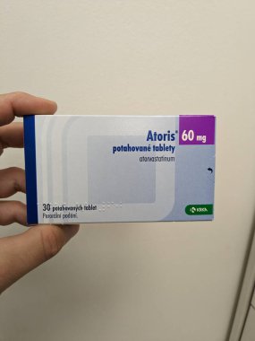 Prag, Çek Cumhuriyeti - 10 Temmuz 2024: ATORVASTATIN (ATORVASTATIN) aktif maddeyle dolu ATORIS kutusu, hiperlipidemi ve kardiyovasküler hastalıkların önlenmesi için kullanılır.