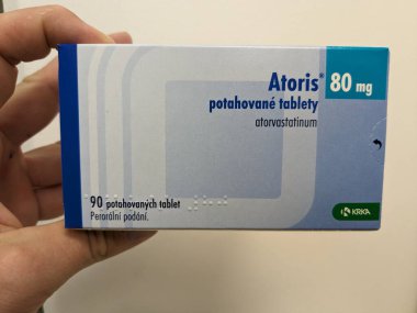 Prag, Çek Cumhuriyeti - 10 Temmuz 2024: ATORVASTATIN (ATORVASTATIN) aktif maddeyle dolu ATORIS kutusu, hiperlipidemi ve kardiyovasküler hastalıkların önlenmesi için kullanılır.