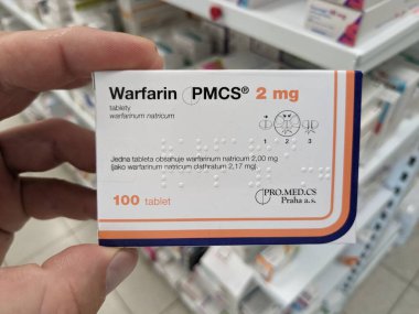 Prag, Çek Cumhuriyeti 23 Mayıs 2023: Varfarin Tabletleri Eczane Paketi, pıhtılaşma riski olan hastalarda kan pıhtılaşmasını önlemek için kullanılır. Varfarin PMCS