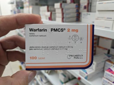 Prag, Çek Cumhuriyeti 23 Mayıs 2023: Varfarin Tabletleri Eczane Paketi, pıhtılaşma riski olan hastalarda kan pıhtılaşmasını önlemek için kullanılır. Varfarin PMCS