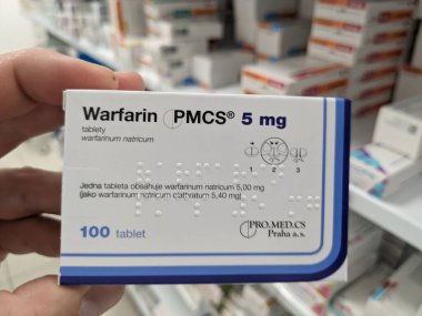 Prag, Çek Cumhuriyeti 23 Mayıs 2023: Varfarin Tabletleri Eczane Paketi, pıhtılaşma riski olan hastalarda kan pıhtılaşmasını önlemek için kullanılır. Varfarin PMCS