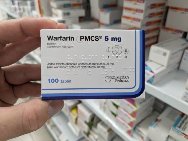 Prag, Çek Cumhuriyeti 23 Mayıs 2023: Varfarin Tabletleri Eczane Paketi, pıhtılaşma riski olan hastalarda kan pıhtılaşmasını önlemek için kullanılır. Varfarin PMCS