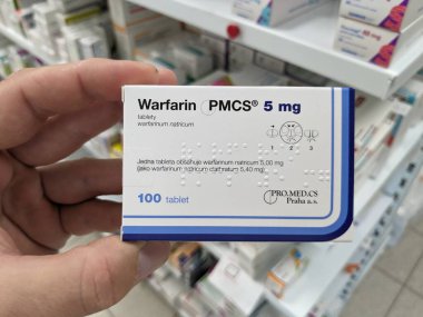 Prag, Çek Cumhuriyeti 23 Mayıs 2023: Varfarin Tabletleri Eczane Paketi, pıhtılaşma riski olan hastalarda kan pıhtılaşmasını önlemek için kullanılır. Varfarin PMCS