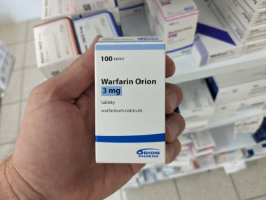 Prag, Çek Cumhuriyeti - 17 Haziran 2024: WARFARIN ORION Varfarin sodyum aktif maddesi içeren ilaç kutusu, Tromboz, Felç tedavisi için kullanılır