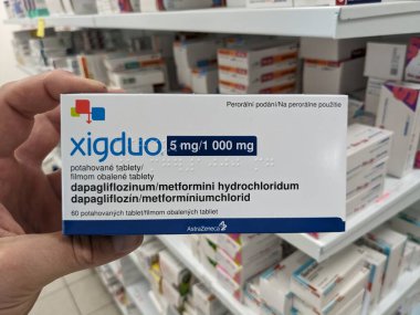 Prag, Çek Cumhuriyeti - 10 Temmuz 2024: Tip 2 diyabet ve kan şekeri kontrolünde kullanılan DAPAGLIFLOZIN ve METFORMIN aktif maddeleriyle XIGDUO ilaç kutusu.