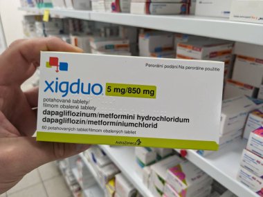 Prag, Çek Cumhuriyeti - 10 Temmuz 2024: Tip 2 diyabet ve kan şekeri kontrolünde kullanılan DAPAGLIFLOZIN ve METFORMIN aktif maddeleriyle XIGDUO ilaç kutusu.