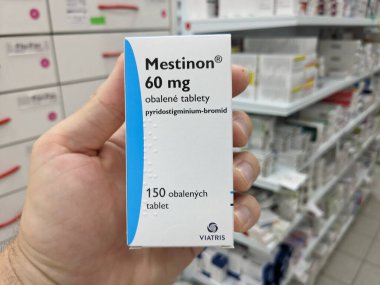 Prag, Çek Cumhuriyeti - 9 Temmuz 2024: Valeant Eczacılık tarafından miastenia gravis tedavisinde kullanılan Pyridostigmine aktif maddesi içeren MESTINON ilaç kutusu.