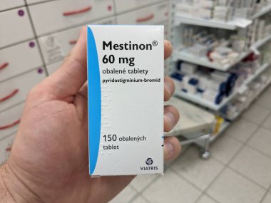 Prag, Çek Cumhuriyeti - 9 Temmuz 2024: Valeant Eczacılık tarafından miastenia gravis tedavisinde kullanılan Pyridostigmine aktif maddesi içeren MESTINON ilaç kutusu.