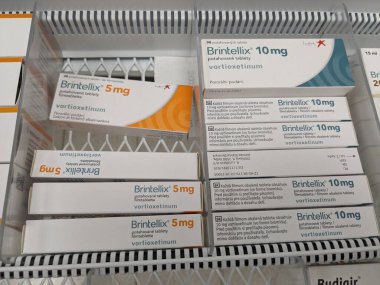 Prag, Çek Cumhuriyeti 23 Mayıs 2023: Büyük depresif hastalıkların tedavisinde kullanılan bir ilaç olan BrIntellix markası altında satılan bir Vortioxetine paketi. Eczane