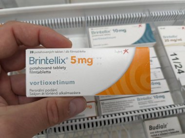 Prag, Çek Cumhuriyeti 23 Mayıs 2023: Büyük depresif hastalıkların tedavisinde kullanılan bir ilaç olan BrIntellix markası altında satılan bir Vortioxetine paketi. Eczane